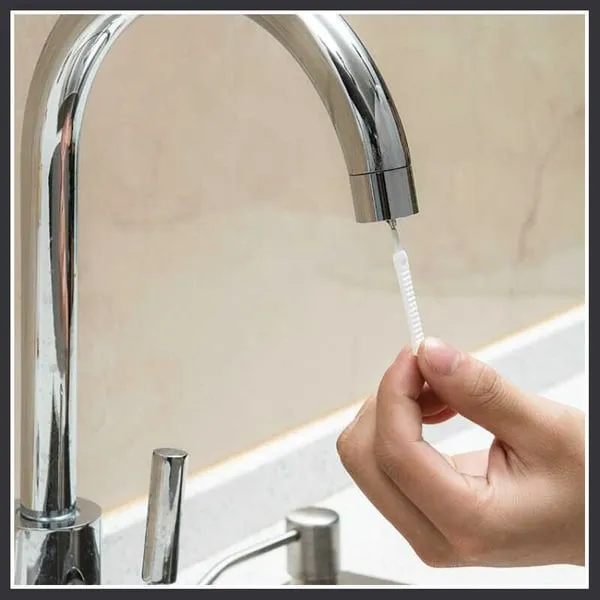 Gap hole anti-clogging cleaning brush