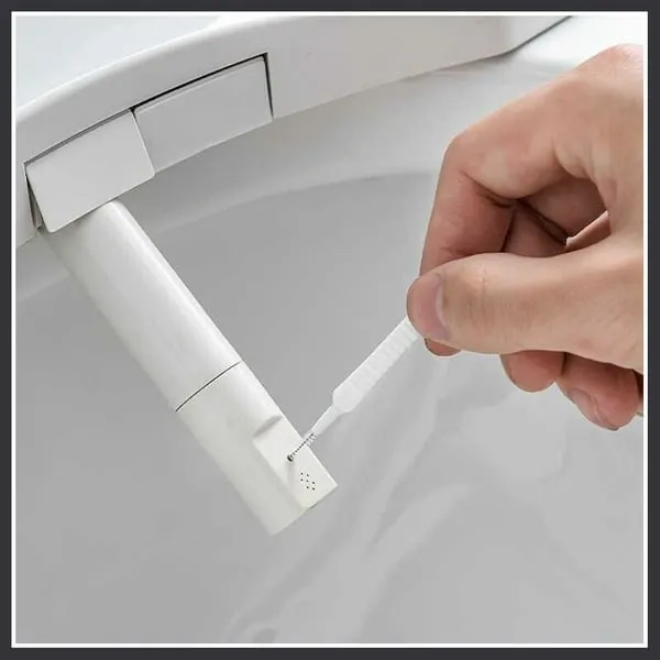Gap hole anti-clogging cleaning brush