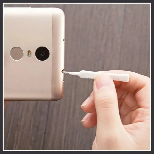 Gap hole anti-clogging cleaning brush