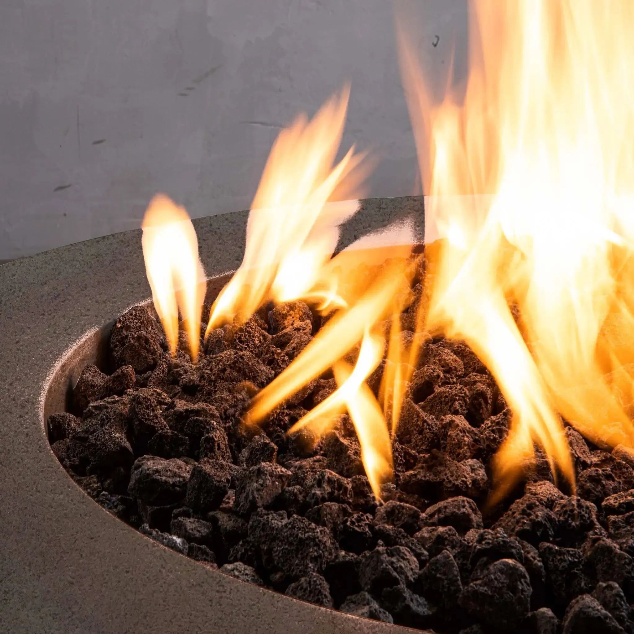 Gravity - Rustic 36" W Brown Round Concrete CSA Electronic Ignition On/Off Natural Gas Fire Pit - SD-FP-TRAV-3616-BRN-ELECCSAOO-NG by Starfire Designs