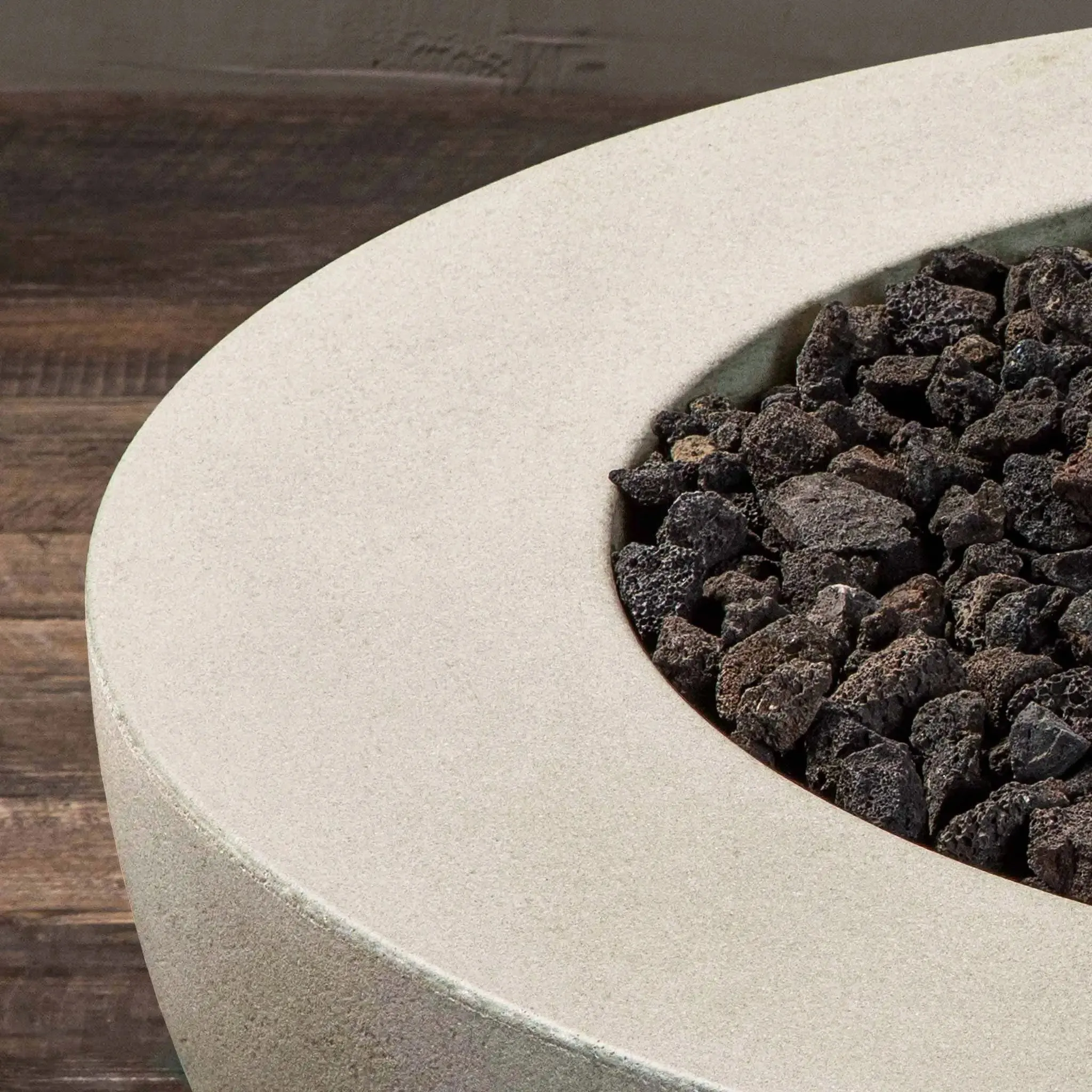 Gravity - Rustic 36" W White Round Concrete PowerGlow Electronic Ignition Natural Gas Fire Pit - SD-FP-TRAV-3616-WHT-POWERGLOW-NG by Starfire Designs